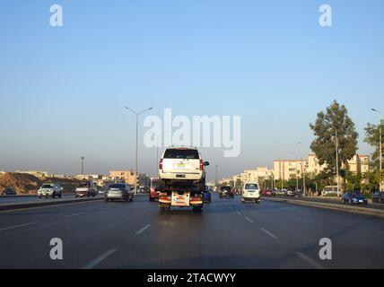 Kairo, Ägypten, 19. Oktober 2023: Hydraulischer Tieflader für Nottransporte von Autos, die gewartet werden müssen Stockfoto