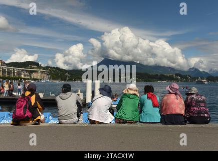 Luzern, Schweiz - 04. Juni 2017: Menschen sitzen am Ufer des Vierwaldstättersees in Luzern, Schweiz Stockfoto