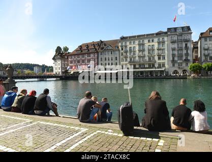 Luzern, Schweiz - 04. Juni 2017: Menschen sitzen am Ufer des Vierwaldstättersees in Luzern, Schweiz Stockfoto