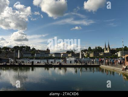 Luzern, Schweiz - 04. Juni 2017: Luzerner Stadtbild mit Menschen am Ufer des Vierwaldstättersees, Schweiz. Stockfoto