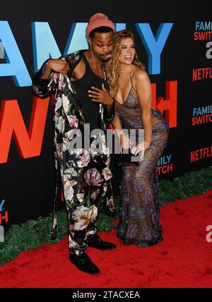 LOS ANGELES, KALIFORNIEN - 29. NOVEMBER: (L-R) Andrew Bachelor und Hannah Stocking nehmen an der Premiere von Netflix's „Family Switch“ im AMC The Grove 14 Teil Stockfoto