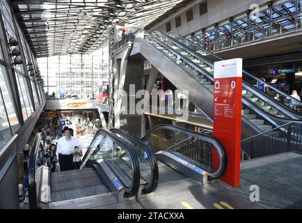 Luzern, Schweiz - 04. Juni 2017: Luzerner Hauptbahnhof. Menschen im Hauptbahnhof Luzern. Stockfoto