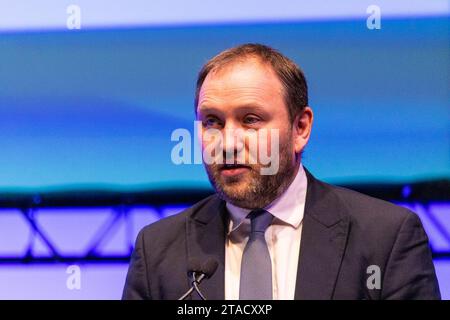 Edinburgh, Vereinigtes Königreich. 30. November 2023 im Bild: Abgeordneter für Edinburgh South, Ian Murray Abgeordneter, Shadow Secretary of State für Schottland, hält eine Hauptredner auf der Konferenz. Der vom ehemaligen Premierminister Gordon Brown eingerichtete Think Tank Our Scottish Future veranstaltet eine Konferenz mit dem Titel Better Jobs, Better Skills, Better Pay beim EICC in Edinburgh. Quelle: Rich Dyson/Alamy Live News Stockfoto