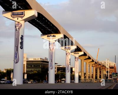 Kairo, Ägypten, 14. November 2023: Kairoer Monorail Säulen und Schienen in New Kairo mit Gillette Razor (amerikanische Marke) Werbebannern Stockfoto