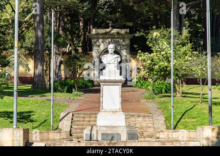 Die Marmorskulptur von Simón Bolívar vor dem Quinta de Bolívar Museum in Bogotá, Kolumbien Stockfoto