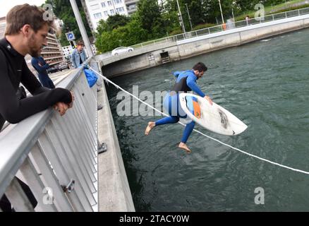 Luzern, Schweiz - 04. Juni 2017: Surfer springt von der Brücke in der Reuss in Luzern, Schweiz. Stockfoto