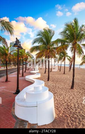 Strand von Fort Lauderdale, Florida, USA in der Morgendämmerung. Stockfoto