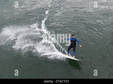 Luzern, Schweiz - 04. Juni 2017: Surfer auf der Reuss in Luzern, Schweiz. Stockfoto