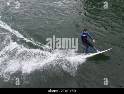 Luzern, Schweiz - 04. Juni 2017: Surfer auf der Reuss in Luzern, Schweiz. Stockfoto