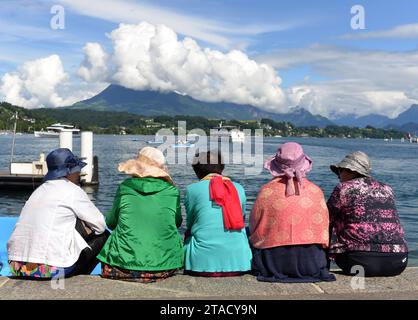 Luzern, Schweiz - 04. Juni 2017: Menschen sitzen am Ufer des Vierwaldstättersees in Luzern, Schweiz Stockfoto