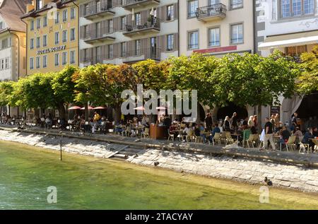 Luzern, Schweiz - 04. Juni 2017: Die Menschen entspannen im Café am Ufer der Reuss in Luzern, Schweiz. Stockfoto