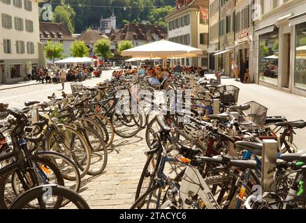 Luzern, Schweiz - 04. Juni 2017: Fahrradparkplatz im Zentrum von Luzern, Schweiz. Stockfoto