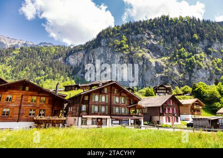 Holzchalets mit den Schweizer Alpen im Hintergrund, Lauterbrunnen, Schweiz Stockfoto