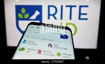 Mobiltelefon mit Website der US-Drogerie Rite Aid Corporation vor dem Geschäftslogo. Fokussieren Sie sich oben links auf der Telefonanzeige. Stockfoto