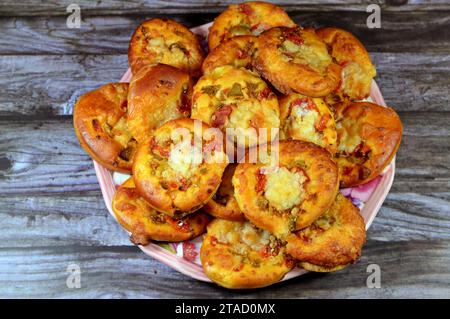 Pizza ist ein Gericht italienischer Herkunft, das aus einer meist runden, flachen Basis aus Teig auf Weizenbasis mit Tomaten, ch, besteht Stockfoto