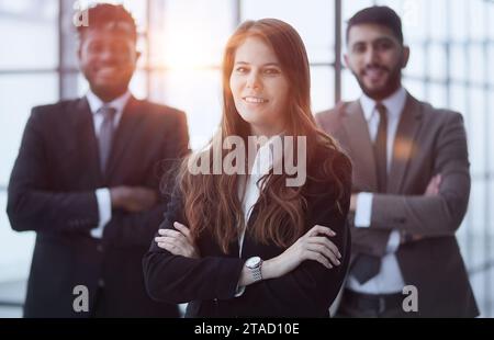 Fröhliche Geschäftsleute, die im Flur posieren. Stockfoto
