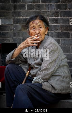 Eine rauchende chinesin in Pingyao China, 14. August 2014 Stockfoto