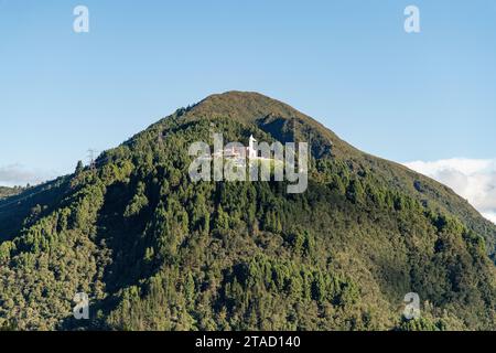 Blick auf den Guadalupe-Hügel mit Kapelle und Statue auf dem Berg in Bogota, Kolumbien Stockfoto