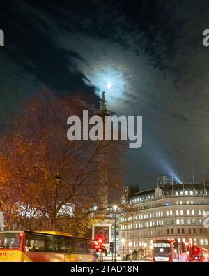 Admiral Lord Nelson Statue im Mondlicht auf Nelson's Column, Trafalgar Square, London Stockfoto