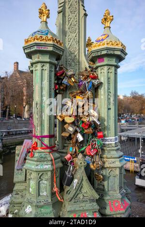 Vorhängeschlösser am Fuße eines Laternenpfahls an der Westminster Bridge, London Stockfoto