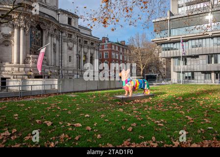 Statue eines Corgi-Hundes in einem farbenfrohen Mantel auf dem Gelände des Queen Elizabeth II Centre, Westminster, London Stockfoto