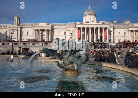 Trafalgar Square, London, mit Meerjungfrauenstatue und Brunnen und National Gallery Stockfoto