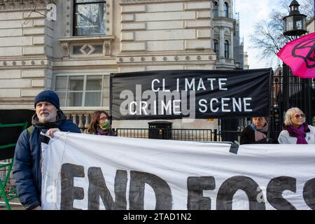 London, Großbritannien. November 2023 30. Extinction Rebellion Protest kämpft für Klimagerechtigkeit Demonstranten vor der Downing Street mit Bannern Credit: Richard Lincoln/Alamy Live News Stockfoto