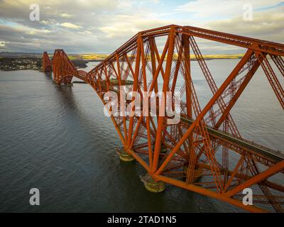 Luftaufnahme der Forth Bridge (Forth Railway Bridge) über Firth of Forth bei South Queensferry, Schottland, Großbritannien Stockfoto