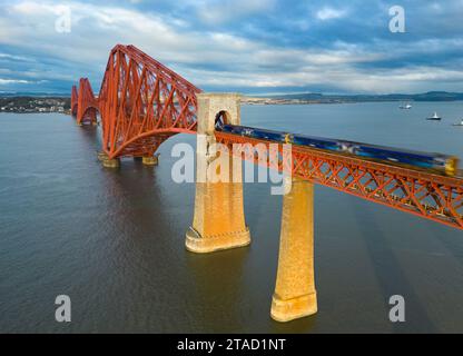 Luftaufnahme der Forth Bridge (Forth Railway Bridge) über Firth of Forth bei South Queensferry, Schottland, Großbritannien Stockfoto