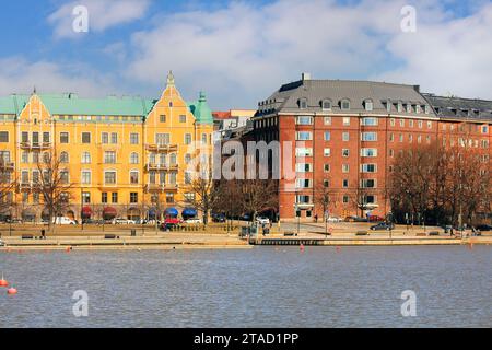 Blick auf Merisatamanranta und Kompassiaukio oder den Kompass-Platz von Uunisaari, Helsinki, Finnland mit dem gelben Jugendstilgebäude Merikatu 1. Stockfoto