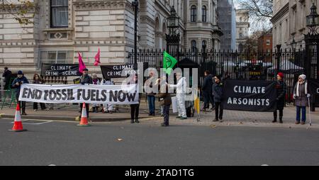 London, Großbritannien. November 2023 30. Extinction Rebellion Protest kämpft für Klimagerechtigkeit Demonstranten vor der Downing Street mit Bannern Credit: Richard Lincoln/Alamy Live News Stockfoto