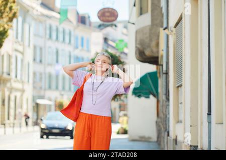 Outdoormodeporträt einer stilvollen Reifen 50 - 55-jährigen Frau mit grauem Haar Stockfoto