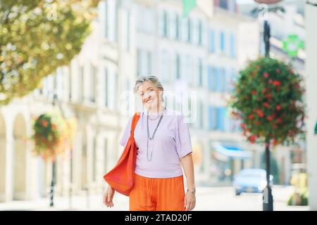 Outdoormodeporträt einer stilvollen Reifen 50 - 55-jährigen Frau mit grauem Haar Stockfoto