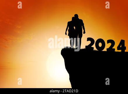 Silhouette 2024 Junges Paar freut sich auf ein romantisches Neujahrskonzept. Stockfoto