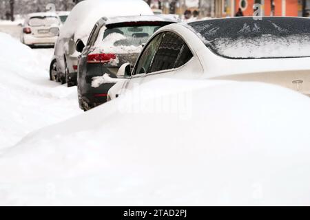 Riga, Lettland. November 2023 30. Autos mit Schnee sind in Riga, Lettland, am 30. November 2023 abgebildet. Quelle: Edijs Palens/Xinhua/Alamy Live News Stockfoto