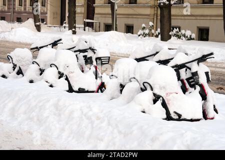 Riga, Lettland. November 2023 30. Fahrräder, die mit Schnee bedeckt sind, sind in Riga, Lettland, am 30. November 2023 abgebildet. Quelle: Edijs Palens/Xinhua/Alamy Live News Stockfoto