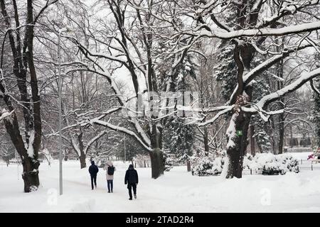 Riga, Lettland. November 2023 30. Menschen laufen im Schnee in Riga, Lettland, 30. November 2023. Quelle: Edijs Palens/Xinhua/Alamy Live News Stockfoto