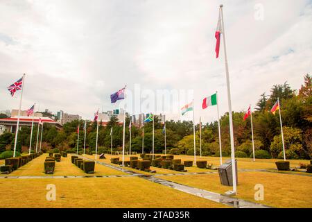 The UNO Memorial Cemetery, 10. November 2023 : der UNO Memorial Cemetery in Busan, etwa 420 km (261 Meilen) südöstlich von Seoul, Südkorea. Auf dem Friedhof sind etwa 2.300 Kriegsveteranen aus 11 Ländern begraben, darunter Veteranen aus Kanada, Großbritannien, Australien und der Türkei. 21 Länder schickten etwa 1,96 Millionen Soldaten und Sanitäter während des Koreakrieges 1950-53. Mehr als 40.000 der UNO-Truppen wurden in Aktion getötet und etwa 10.000 werden nach Angaben lokaler Medien noch immer vermisst. Der Koreakrieg endete in einem Waffenstillstand, nicht in einem friedensvertrag. Quelle: Lee Jae-won/AFLO/Alamy Live News Stockfoto