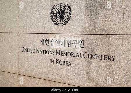 The UNO Memorial Cemetery, 10. November 2023 : der UNO Memorial Cemetery in Busan, etwa 420 km (261 Meilen) südöstlich von Seoul, Südkorea. Auf dem Friedhof sind etwa 2.300 Kriegsveteranen aus 11 Ländern begraben, darunter Veteranen aus Kanada, Großbritannien, Australien und der Türkei. 21 Länder schickten etwa 1,96 Millionen Soldaten und Sanitäter während des Koreakrieges 1950-53. Mehr als 40.000 der UNO-Truppen wurden in Aktion getötet und etwa 10.000 werden nach Angaben lokaler Medien noch immer vermisst. Der Koreakrieg endete in einem Waffenstillstand, nicht in einem friedensvertrag. (Foto: Lee Jae-won/AFLO) Stockfoto