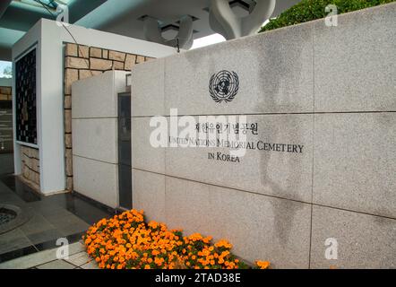 The UNO Memorial Cemetery, 10. November 2023 : der UNO Memorial Cemetery in Busan, etwa 420 km (261 Meilen) südöstlich von Seoul, Südkorea. Auf dem Friedhof sind etwa 2.300 Kriegsveteranen aus 11 Ländern begraben, darunter Veteranen aus Kanada, Großbritannien, Australien und der Türkei. 21 Länder schickten etwa 1,96 Millionen Soldaten und Sanitäter während des Koreakrieges 1950-53. Mehr als 40.000 der UNO-Truppen wurden in Aktion getötet und etwa 10.000 werden nach Angaben lokaler Medien noch immer vermisst. Der Koreakrieg endete in einem Waffenstillstand, nicht in einem friedensvertrag. (Foto: Lee Jae-won/AFLO) Stockfoto