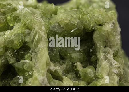 Lebendige Makroaufnahme mit glänzend grüner Mineraloberfläche mit komplizierten Details Stockfoto