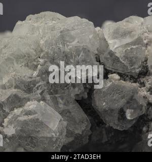Lebendige Makroansicht von Fluorit- und Calcit-Mineralien, einzigartige Farbmuster Stockfoto