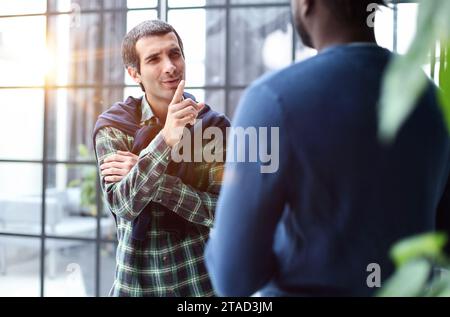 Porträt eines lächelnden Geschäftsmannes mit Handschlag. Geschäftskonzept Stockfoto