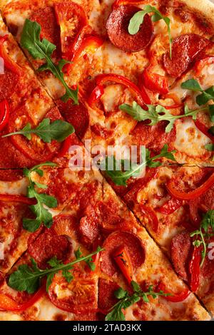 Pizza mit Peperoni und Tomaten Nahaufnahme detaillierte Ansicht Essen flach gelegt Hintergrund Stockfoto
