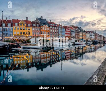 Weihnachtsdekorationen entlang des Nyhamns Canal spiegeln sich im glänzenden Wasser, Copengagen, 25. November 2023 Stockfoto