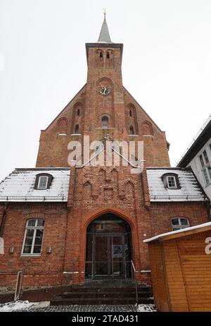 Ribnitz Damgarten, Deutschland. November 2023 30. Blick auf die Klosterkirche des Klarissenklosters, Heimat des Deutschen Bernsteinmuseums. Das Museum hat eine Sammlung von mehr als 250 Exponaten aus vier Jahrhunderten von der TUI AG Hannover übernommen. Quelle: Bernd Wüstneck/dpa/ZB/dpa/Alamy Live News Stockfoto