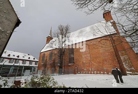 Ribnitz Damgarten, Deutschland. November 2023 30. Blick auf die Klosterkirche des Klarissenklosters, Heimat des Deutschen Bernsteinmuseums. Das Museum hat eine Sammlung von mehr als 250 Exponaten aus vier Jahrhunderten von der TUI AG Hannover übernommen. Quelle: Bernd Wüstneck/dpa/ZB/dpa/Alamy Live News Stockfoto