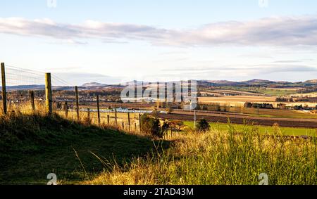 Dundee, Tayside, Schottland, Großbritannien. November 2023 30. Wetter in Großbritannien: Im ländlichen Dundee bietet die herrliche Wintersonne mit mildem Wetter einen spektakulären Blick auf die Sidlaw Hills und das Strathmore Valley. Quelle: Dundee Photographics/Alamy Live News Stockfoto