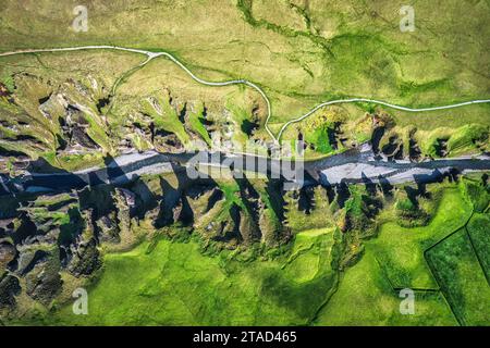 Majestätische Landschaft mit Blick von oben auf den zerklüfteten Fjadrargljufur Canyon, der natürlich erodiert ist mit dem Fluss Fjadra, der im Sommer in Kirkjubaejarklaustur, dem südlichsten Eis, fließt Stockfoto