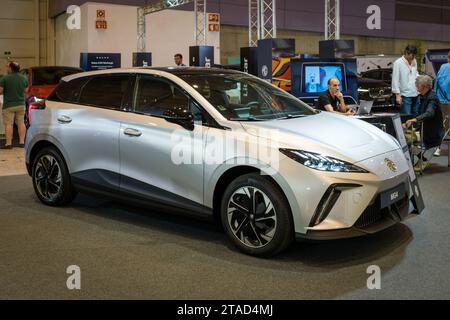 MG 4 Elektroauto auf der ECAR-MESSE - Hybrid- und Elektromotorenausstellung Stockfoto